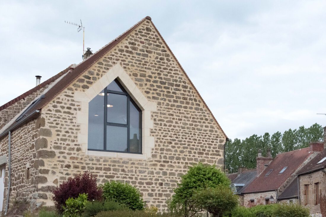 Fenêtre Pointue en Pointe sur la Ville après l'intervention